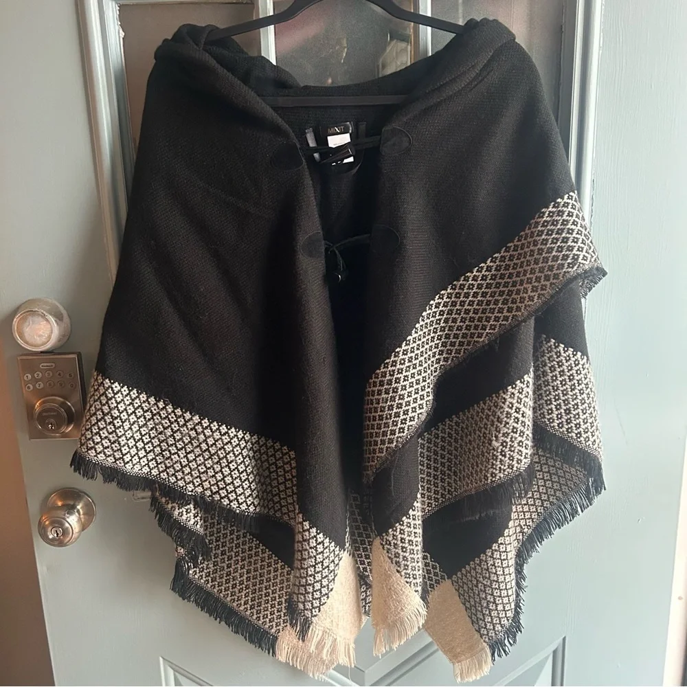 Boho Oversized Cozy Shawl Poncho Fuzzy Fringe Detail Knit Black & Beige OS OSFM